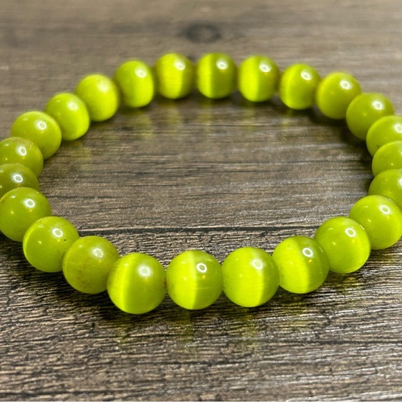 Vibrant Green Cat’s Eye Beaded Stretch Bracelet - Picture 2 of 2